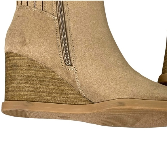 NWT Universal Thread Taupe Wedge Boots - Size 6 - Picture 14 of 14
